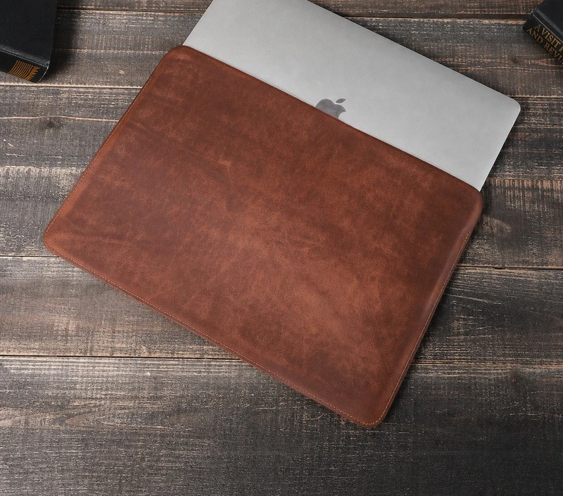 Theo Echtleder-Hülle mit MacBook auf Holz