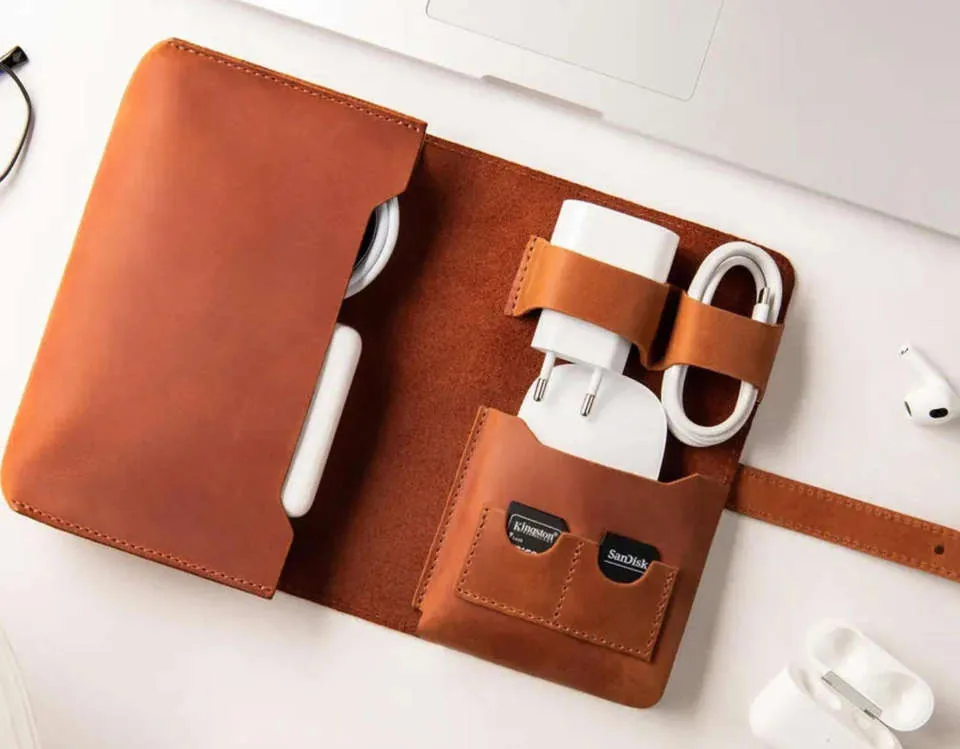Miro Vollleder-Folio geöffnet mit Ladegerät, Kabel und Speicherkarten