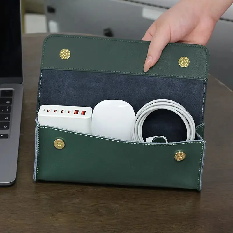 Sora glatter PU-Organizer in Tannengrün mit Ladegerät und Kabel
